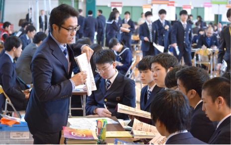 「進路ガイダンス」や「大学訪問ツアー」 など、３年間に複数の進路サポートを用意