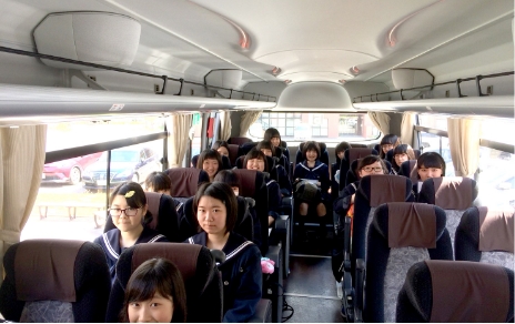 「進路ガイダンス」や「大学訪問ツアー」 など、３年間に複数の進路サポートを用意