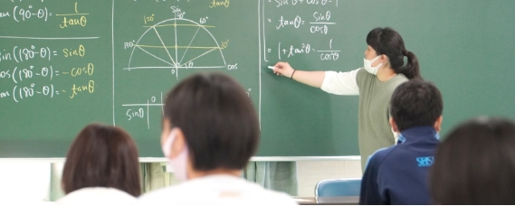 校内にいながら、模試にも対応した受験対策講座を開講。