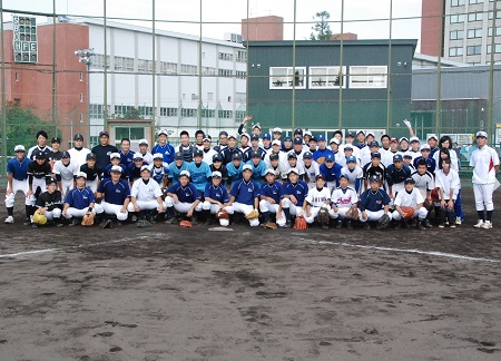 静修野球部員、監督、スタッフ、そして参加してくれた中学生と記念撮影。