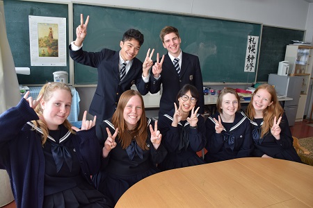 静修高校のスクールライフを満喫する７名の留学生たち。